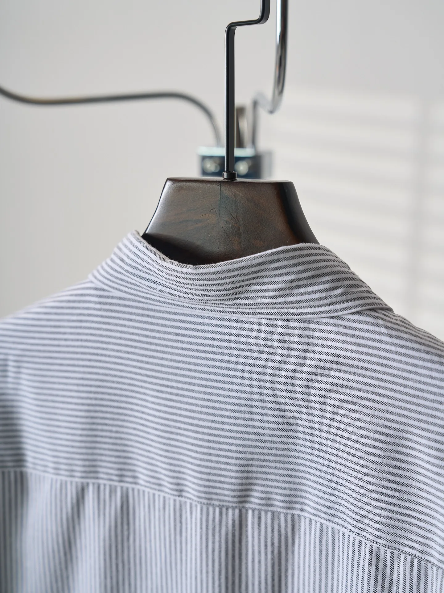 [Real auction] Ami/Ami Paris black label love embroidered striped long-sleeved shirt [In Stock] 39 40 41 42 Customized harp pattern combed Oxford spinning, tight and smooth, comfortable and close to the skin, the ultimate collision of black and white, using stripes as brushstrokes to measure elegance and sharpness. Black silk thread dances on the chest with the iconic love embroidery, engraved with French romantic code French laziness meets striped order. The sense of order in stripes will give you an aura of control over the overall situation. Black and White woven gentleman's knot reveals a sense of luxury in the subtleties. The beauty of layers is all in the stripes. Using imported machine embroidery technology. Using advanced computer control systems and precision mechanical components to realize Ami's love embroidery work. High precision. Smooth and delicate lines. Three-dimensional tailoring of the human body. Return to traditional craft techniques. Techniques of segmentation, folding, shrinking and stretching. The so-called slow work and careful work are the respect for the material and the pursuit of hand feel. The workmanship is complex and tedious, slow in aging and high in loss. The fabrics have been sand washed to have a better hand feel and texture. It is not easy to deform, not easy to shrink, not easy to fade, and maintains long-term beauty and loose fit.